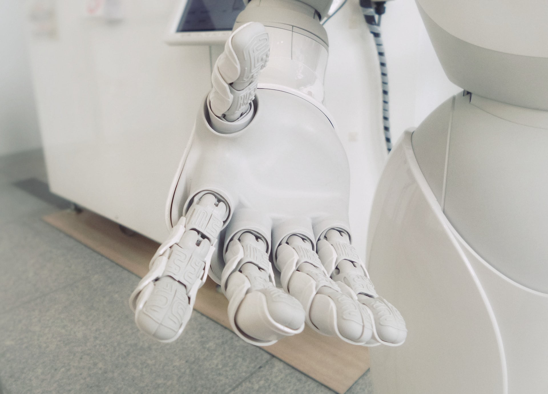 Robo estende a mão.
