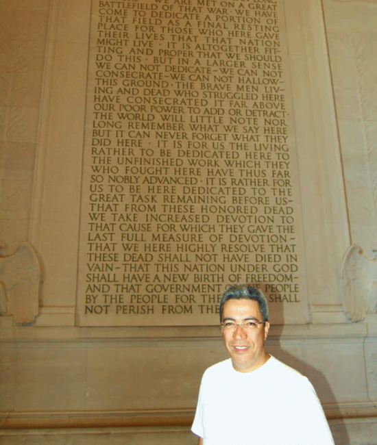 O orador diante da obra-prima da oratória. Em momento de la- zer, em Washington DC, Déda visita o Memorial de Lincoln e é fotografado diante da gravação em pedra do texto do discurso de Gettysburg, de 1863 – um clássico do gênero.
