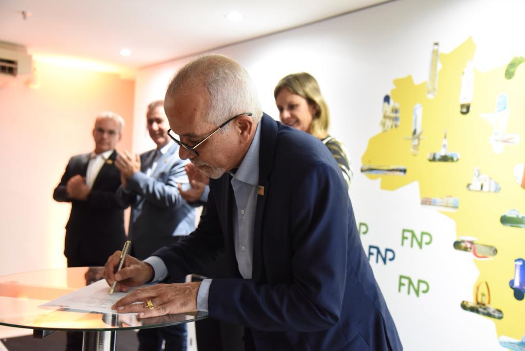 Foto de Edvaldo Nogueira como presidente da FNP